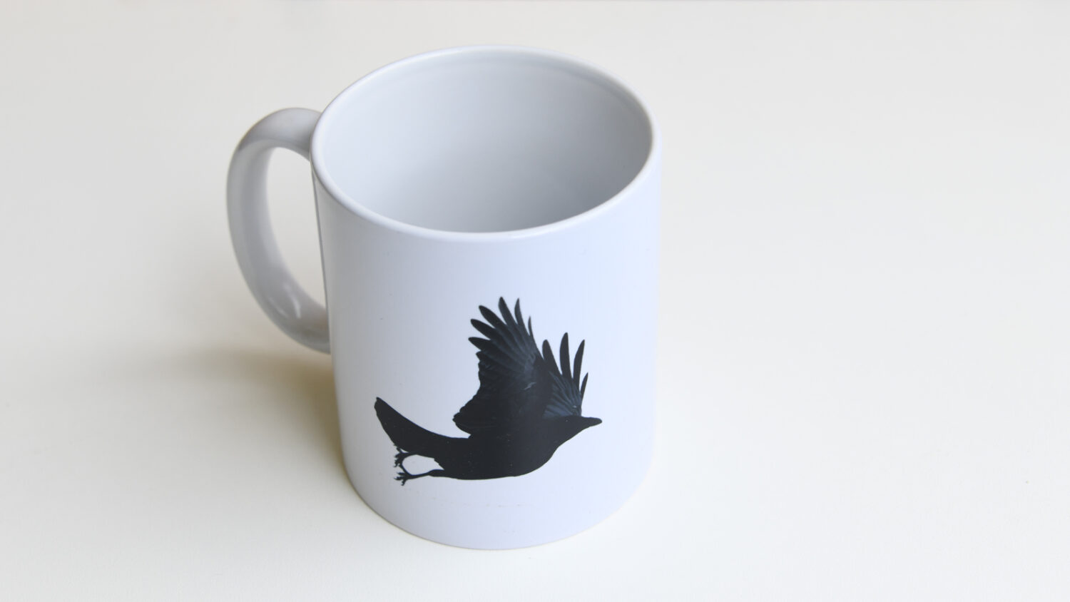 Abspringende Krähe #5833 (Trinkbecher) | Jumping Crow #5833 (Mug) - Image 2