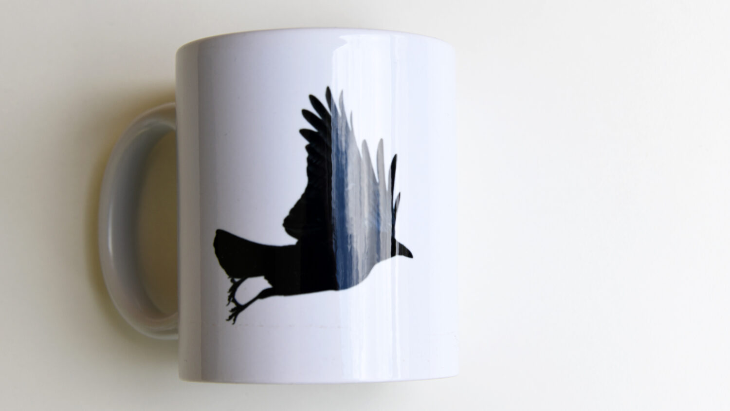 Abspringende Krähe #5833 (Trinkbecher) | Jumping Crow #5833 (Mug) - Image 4